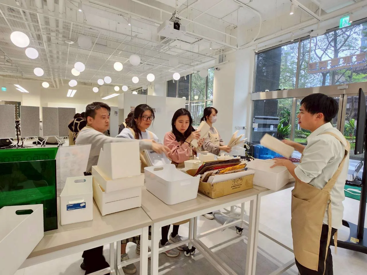 學員在培訓現場討論物品分類與收納方法