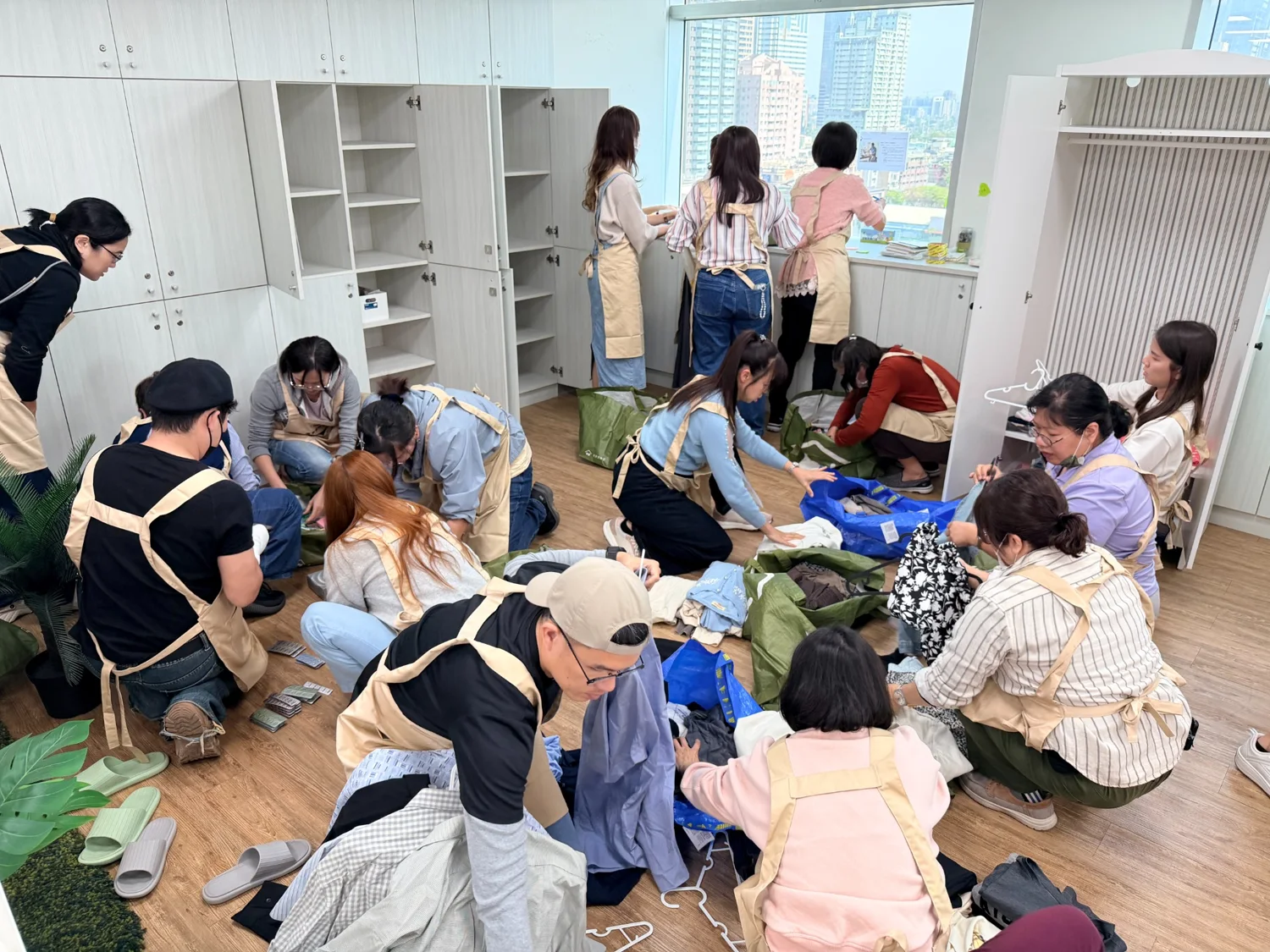 整聊培訓學員分組練習衣物整理與分類
